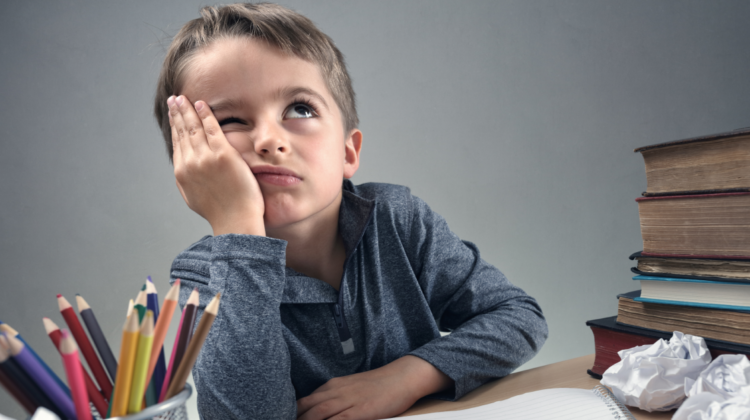 Annoiato e alimentato ragazzo facendo il suo dovere su